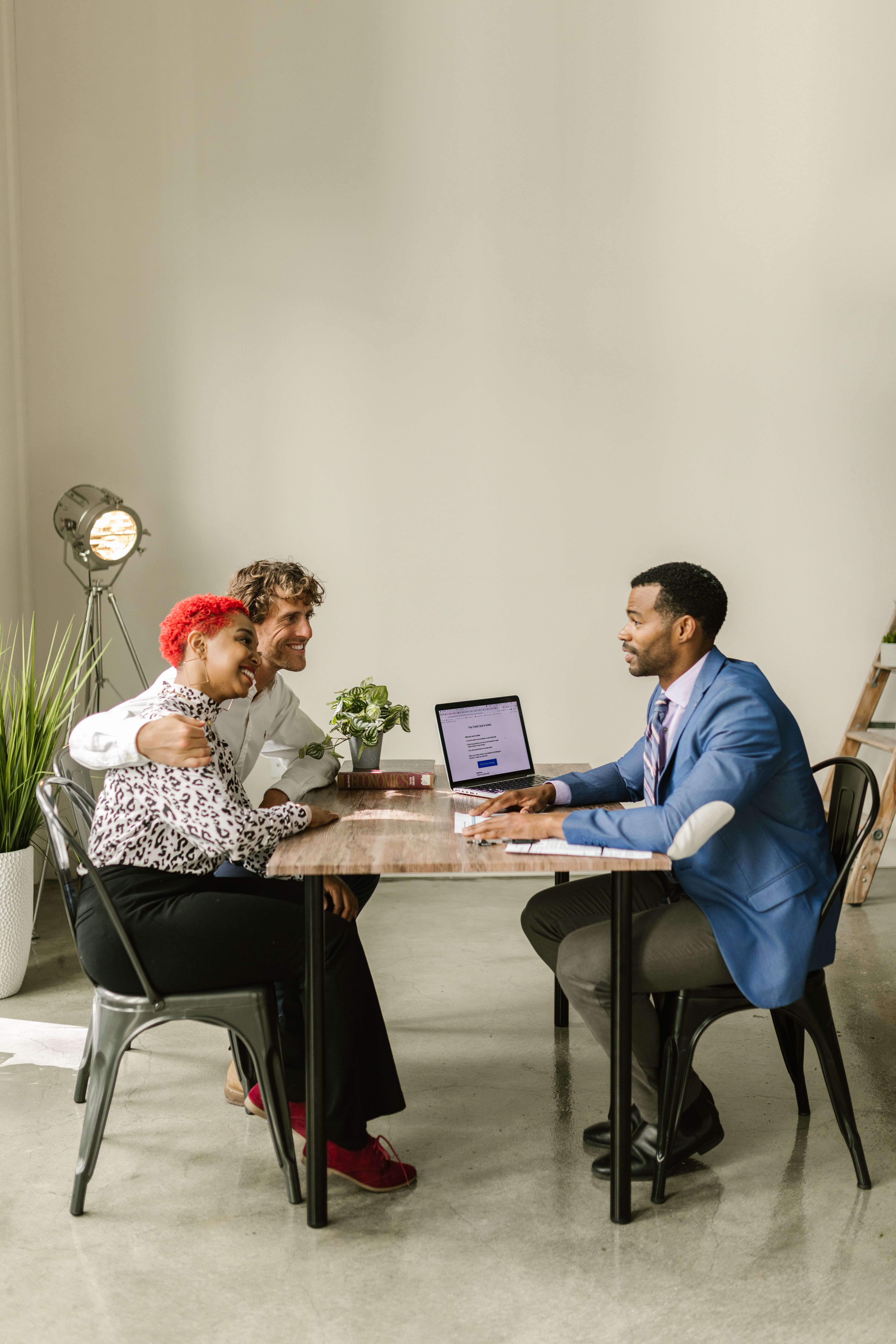 Initial consultation meeting between advisor and client